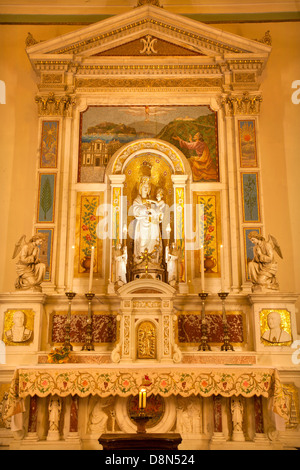 PALERMO - 8. APRIL: Seitenaltar und Statue der Madonna mit Kind von Kirche Convento Dei Carmelitani Scalzi Stockfoto