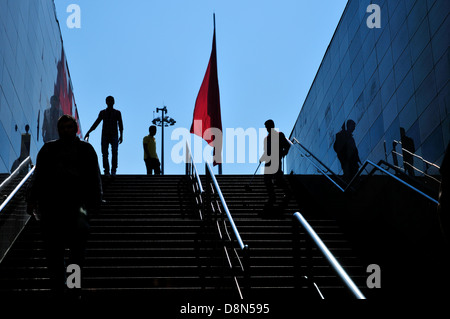 Steighilfen zur u-Bahnstation am Taksim-Platz, Istanbul, Türkei Stockfoto