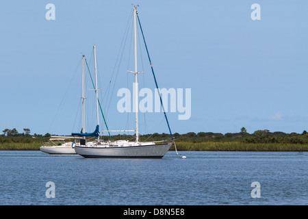 Zwei Segelboote in einer Lagune in der Golfregion der USA, Verankerung Stockfoto