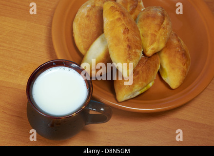 Russland-Traditionen-Piroggen. Home-Kuchen mit Kohl gegen den Holztisch Stockfoto