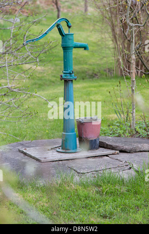 Hand-Wasserpumpe in einem Garten in Göteborg, Schweden Stockfotografie -  Alamy