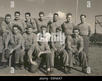 Porträts eines Baseballteams im antiken Stil, die das historische Wesen des Sports mit Vintage-Kleidung und Ausrüstung festhalten. Das Bild zeigt die Athleten in traditionellen Mannschaftsposen. Stockfoto