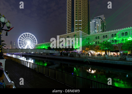 Licht-Show Laser-Show Riesenrad im Vergnügungspark EYE EMIRATES AL QASBA Emirat Sharjah Vereinigte Arabische Emirate VAE Naher Osten Stockfoto