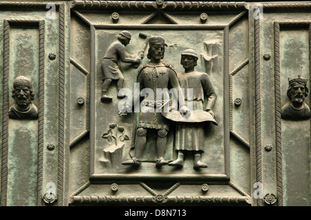 Relief Detail der wichtigsten bronze Tür an der westlichen Fassade des Römisch-katholische Kathedrale des heiligen Vitus, auf der Prager Burg Tschechien Stockfoto