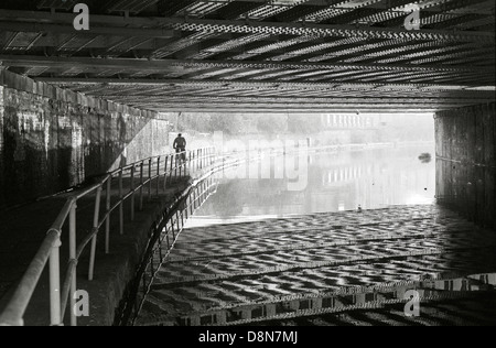 Radfahrer am Leinpfad des Grand Union Canal, Wildlife Refuge im Camden, London NW1 um 1984. Stockfoto