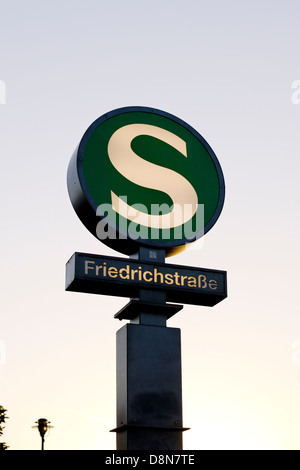 Zeichen, S-Bahn, Schnellzug, Friedrichstraße, Berlin, Deutschland, Europa Stockfoto