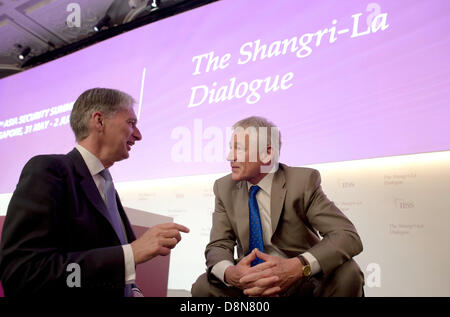 US-Verteidigungsminister Chuck Hagel mit britischer Minister der Verteidigung Philip Hammond auf der Eröffnungsplenarsitzung am Shangri-La Dialog 1. Juni 2013 in Singapur spricht. Stockfoto