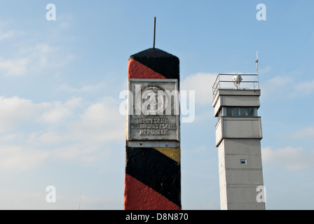 Ein Grenzstein und Wachturm aus der ehemaligen DDR. Stockfoto