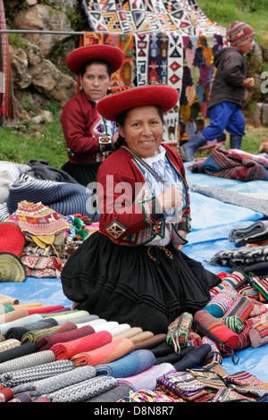 Quechua-Frauen verkaufen Kunsthandwerk auf traditionellen indigenen Sonntagsmarkt in Chinchero in der Nähe von Cuzco, Peru, Südamerika Stockfoto