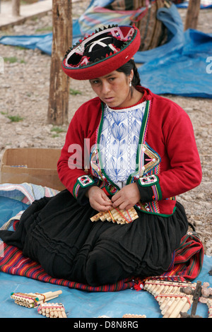 Quechua-Frau verkaufen Kunsthandwerk auf traditionellen indigenen Sonntagsmarkt in Chinchero in der Nähe von Cuzco, Peru, Südamerika Stockfoto