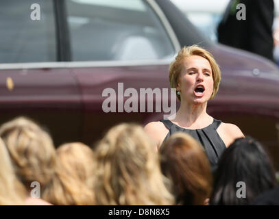 Epsom Downs, Surrey, UK. 1. Juni 2013.  Die Nationalhymne gesungen vom militärischen Wifes Chor auf der Investec Derby Day von Epsom Racecourse. Bildnachweis: Action Plus Sport Bilder/Alamy Live News Stockfoto