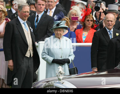 Epsom Downs, Surrey, UK. 1. Juni 2013.  Die Queen und Prinz Phillip kommen auf die Investec Derby Day von Epsom Racecourse. Stockfoto