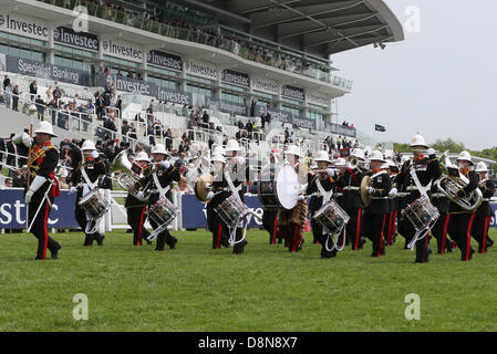 Epsom Downs, Surrey, UK. 1. Juni 2013.  Eine Blaskapelle weiter vor der Granstands der Investec Derby Day von Epsom Racecourse. Bildnachweis: Action Plus Sport Bilder/Alamy Live News Stockfoto