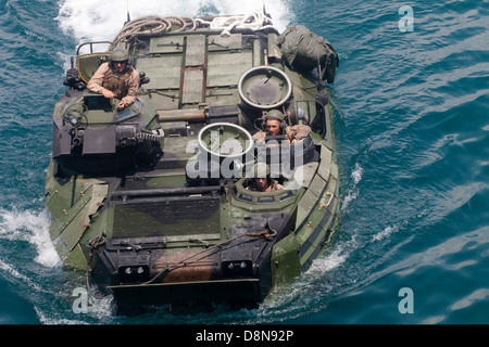 US-Marines von den amphibischen Angriff Schiff USS Bataan während einer amphibischen Schulungsbetrieb 18. Mai 2013 in den Atlantischen Ozean. Stockfoto
