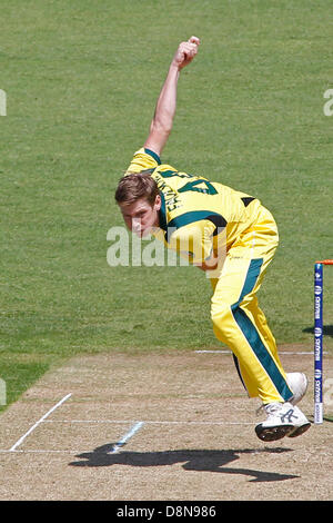 Cardiff, Wales, UK. 1. Juni 2013. Australiens James Faulkner während der ICC Champions Trophy Pre Turnier internationalen Cricket Match zwischen Australien und West Indies in Cardiff Wales Stadium Aufwärmen am 1. Juni 2013 in Cardiff, Wales. (Foto von Mitchell Gunn/ESPA/Alamy Live-Nachrichten) Stockfoto