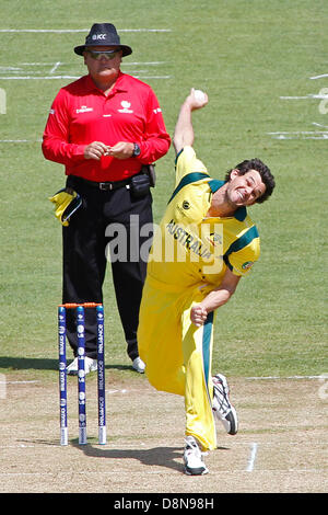 Cardiff, Wales, UK. 1. Juni 2013. Australiens Clint McKay während der ICC Champions Trophy Pre Turnier internationalen Cricket Match zwischen Australien und West Indies in Cardiff Wales Stadium Aufwärmen am 1. Juni 2013 in Cardiff, Wales. (Foto von Mitchell Gunn/ESPA/Alamy Live-Nachrichten) Stockfoto