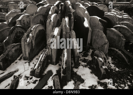 Der Hardy-Baum wächst zwischen Grabsteine verschoben, während Thomas Hardy Work at St Pancras alte Kirche für Eisenbahn Überwachung wurde Stockfoto