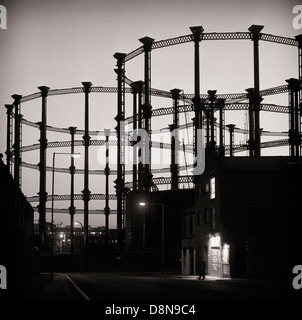 Waren weg und Camley Street Gasometer hinter Kings Cross Station, Nord-London, 1984 vor Sanierung Stockfoto