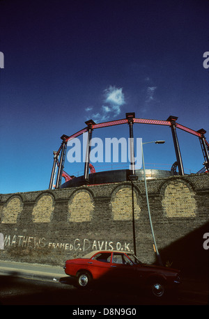 Waren weg und Gasometer hinter Kings Cross Station im Jahr 1984 Stockfoto