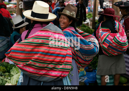 Quechua-Frauen auf traditionellen indigenen Sonntagsmarkt in Chinchero in der Nähe von Cuzco, Peru, Südamerika Stockfoto