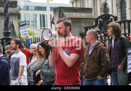 Belfast, UK. 1. Juni 2013. Ein antifaschistischer Protest ist im Gange in Belfast als Reaktion auf die EDL (English Defence League) und UDL (Ulster Defence League) Proteste und die Angriffe auf die Tötung des Schlagzeugers Lee Rigby in Woolwich - Mitglieder der antifaschistischen Proteste beginnen zu skandieren Parolen an der City Hall-Kredit: Kevin Scott/Alamy Live News Stockfoto