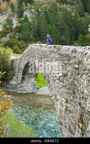 Frau auf romanische Brücke, Bujaruelo Vally, Ara-Fluss, Nationalpark Ordesa-Monte Perdido, Pyrenäen, Spanien-UNESCO-Welterbe Stockfoto