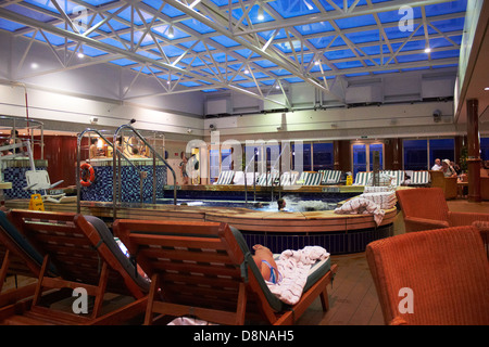 Details der Cunard Queen Mary 2 Ocean Liner Hallenbad hautnah Stockfoto