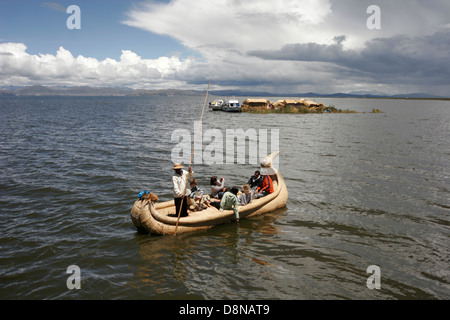 Totora-Schilf-Boot mit Touristen in der Nähe von Uros Insel, Titicacasee, Peru, Südamerika Stockfoto