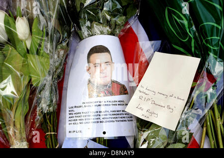 Brighton, Sussex, UK. 1. Juni 2013.  Mitglieder von ganz rechts und des Anti-faschistischen White Rose Bewegung beide legte Blumen und Ehrungen des ermordeten Soldaten Schlagzeuger Lee Rigby in Brighton Kriegerdenkmal heute. Kanonier Rigby wurde am 22. Mai in Woolwich London ermordet und rechtsradikalen Gruppen wie die EDL vorgeworfen, der Entführung seines Todes aus politischen Gründen Fotografie von Simon Dack/Alamy Live News Stockfoto