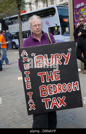 1. Juni 2013 Manchester. Anne Saxon, 70 von Bury am nationalen Tag des Protests gegen die Schlafzimmer-Steuer und andere Sozialreformen.  Die koordinierte Proteste stattfinden um das Land am 1. Juni haben zeitlich zusammenfallen mit Proteste gegen Sparpolitik in Europa gewesen.  Dieser "Ruf zu den Waffen" made by profitieren Gerechtigkeit, eine Koalition von Kampagnengruppen und Gewerkschaften gegen Sparprogramm der Regierung profitieren Schnitte.  Bildnachweis: Mar Photographics / Alamy Live News Stockfoto