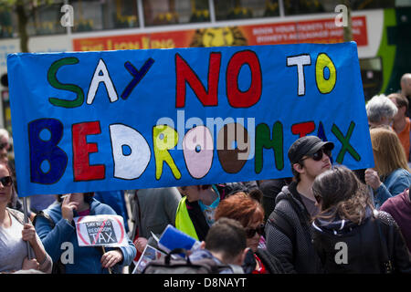 1. Juni 2013 Manchester. Aktivisten in den nationalen Tag des Protests gegen die Schlafzimmer-Steuer und andere Sozialreformen.  Die koordinierte Proteste stattfinden um das Land am 1. Juni haben zeitlich zusammenfallen mit Proteste gegen Sparpolitik in Europa gewesen.  Dieser "Ruf zu den Waffen" made by profitieren Gerechtigkeit, eine Koalition von Kampagnengruppen und Gewerkschaften gegen Sparprogramm der Regierung profitieren Schnitte. Die menschlichen Kosten für solche Kürzungen wurden durch den Tod von Stephanie Bottrill, entsprechend der Vorteil Gerechtigkeitsbewegung demonstriert.  Bildnachweis: Mar Photographics / Alamy Live News Stockfoto