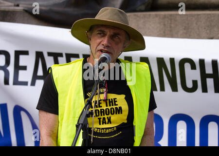 1. Juni 2013 Manchester. Herr Mark Kronen Campaigning am nationalen Tag des Protests gegen die Schlafzimmer-Steuer und andere Sozialreformen.  Die koordinierte Proteste stattfinden um das Land am 1. Juni haben zeitlich zusammenfallen mit Proteste gegen Sparpolitik in Europa gewesen.  Dieser "Ruf zu den Waffen" wurden vom profitieren Justiz, eine Koalition von Kampagnengruppen und Gewerkschaften gegen Sparprogramm der Regierung profitieren Schnitte erzielt.  Bildnachweis: Mar Photographics / Alamy Live News Stockfoto