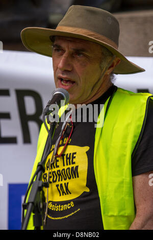 1. Juni 2013 Manchester. Mark Kronen Campaigning am nationalen Tag des Protests gegen die Schlafzimmer-Steuer und andere Sozialreformen.  Die koordinierte Proteste stattfinden um das Land am 1. Juni haben zeitlich zusammenfallen mit Proteste gegen Sparpolitik in Europa gewesen.  Dieser "Ruf zu den Waffen" made by profitieren Gerechtigkeit, eine Koalition von Kampagnengruppen und Gewerkschaften gegen Sparprogramm der Regierung profitieren Schnitte.  Bildnachweis: Mar Photographics / Alamy Live News Stockfoto