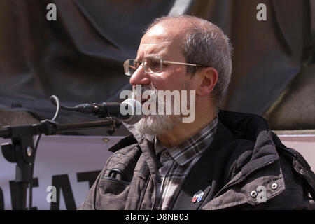 Manchester am 1. Juni 2013. Dr. Abdul Aziz, Manchester City Rat Dr. Abdul Aziz (Muslimischen Vereinigung von Großbritannien), kein racisim Lautsprecher, am nationalen Tag des Protestes gegen die Schlafzimmer steuern und anderen sozialen Reformen. Die koordinierte Proteste rund um das Land am 1. Juni haben mit Zeitschaltung mit Anti-sparmassnahmen Proteste in ganz Europa zu decken. Diese "Ruf zu den Waffen" durch Nutzen des Rechts, eine Koalition der Kampagne Gruppen und Gewerkschaften zu den Sparkurs der Regierung von Leistungskürzungen. Stockfoto