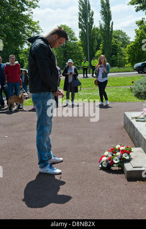 Eine kleine Gruppe von English Defence League (EDL) Anhänger ihren Respekt und legen einen Kranz für die ermordeten Soldaten lee Rigby Stockfoto