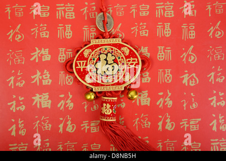 Chinesisches Neujahr-Ornament auf weißem Hintergrund, Kalligraphie mittlere frohes neues Jahr, chinesischer Knoten. Stockfoto