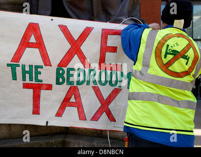 1. Juni 2013 Manchester. Mark Krantz 'Axt das Schlafzimmer Steuer-Banner"am nationalen Tag des Protests gegen die Schlafzimmer-Steuer und andere Sozialreformen zu errichten.  Die koordinierte Proteste stattfinden um das Land am 1. Juni haben zeitlich zusammenfallen mit Proteste gegen Sparpolitik in Europa gewesen.  Dieser "Ruf zu den Waffen" made by profitieren Gerechtigkeit, eine Koalition von Kampagnengruppen und Gewerkschaften gegen Sparprogramm der Regierung profitieren Schnitte.  Bildnachweis: Mar Photographics / Alamy Live News Stockfoto