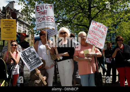 1. Juni 2013 Manchester. Pauline, Christine & Sheila Wolzencroft von New Cross am nationalen Tag des Protests gegen die Schlafzimmer-Steuer und andere Sozialreformen.  Die koordinierte Proteste stattfinden um das Land am 1. Juni haben zeitlich zusammenfallen mit Proteste gegen Sparpolitik in Europa gewesen.  Dieser "Ruf zu den Waffen" wurden vom profitieren Justiz, eine Koalition von Kampagnengruppen und Gewerkschaften gegen Sparprogramm der Regierung profitieren Schnitte erzielt.  Bildnachweis: Mar Photographics / Alamy Live News Stockfoto