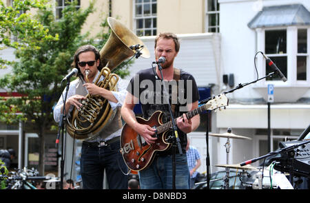 Brighton, Sussex, UK. 1. Juni 2013. Die Band Mynie Moe erklingt in der jährlichen Kemptown Karneval in Brighton heute Foto von Simon Dack/Alamy Live News Stockfoto