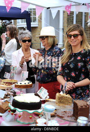 Brighton, Sussex, UK. 1. Juni 2013. Eines der Kuchen Ständen wie Tausende von Menschen Leid Kinder Livemusik und Essen und trinken Stände beim jährlichen Kemptown Karneval in Brighton heute Foto von Simon Dack/Alamy Live News Stockfoto
