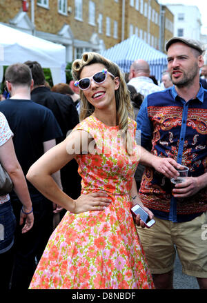 Brighton, Sussex, UK. 1. Juni 2013. Eine junge Frau trägt einen 1950er-Jahre Retro-Stil Kleid beim jährlichen Kemptown Karneval in Brighton heute Foto von Simon Dack/Alamy Live News Stockfoto