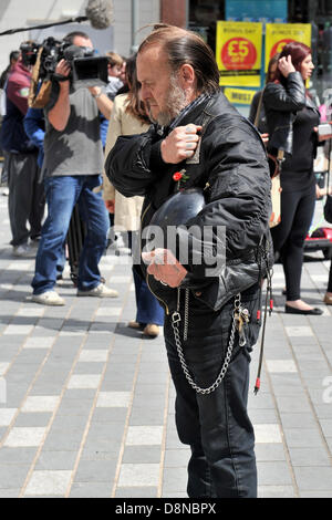 LUTON, GROßBRITANNIEN. 1. Juni 2013. Die English Defence League halten einen stillen Spaziergang in Gedenken an Soldaten Lee Rigby, in Woolwich letzten Monat getötet wurde. Ein Biker zahlt seinen Respekt durch das Kriegerdenkmal im Zentrum Stadt. Bildnachweis: Polly Thomas / Alamy Live News Stockfoto