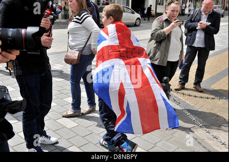 LUTON, GROßBRITANNIEN. 1. Juni 2013. Die English Defence League halten einen stillen Spaziergang in Gedenken an Soldaten Lee Rigby, in Woolwich letzten Monat getötet wurde. Das Foto zeigt einen kleinen Jungen tragen ein Union Jack-Flagge mit "R.I.P. Lee Rigby" darauf geschrieben. Bildnachweis: Polly Thomas / Alamy Live News Stockfoto