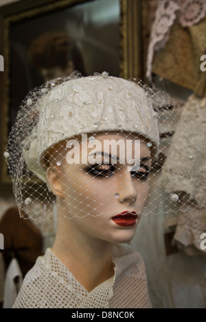 Schaufensterpuppe Kopf in einem Antiquitätengeschäft mit Vintage Hut und Schleier Stockfoto