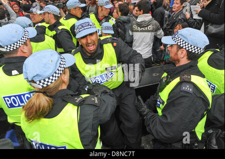 Parlament, London, UK.  1. Juni 2013. Polizisten machen ihre Flucht aus dem Gedränge, wie sie versuchen, die gegnerischen Demonstranten bei der BNP-Rallye in der Nähe von Parlament zu löschen. Der BNP-Versuch, einen Marsch entlang Whitehall nach Ausschluss von marschieren durch Woolwich Lewisham, die UAF und anderen Protest Gruppen Block ihren Weg zusammen mit einer großen Polizeipräsenz zu inszenieren. Bildnachweis: Matthew Chattle/Alamy Live-Nachrichten Stockfoto