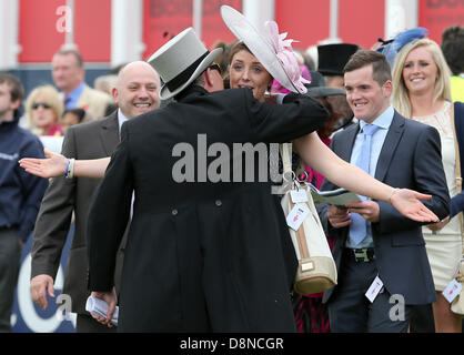 Epsom Downs, Surrey, UK. 1. Juni 2013.   Besitzerin des Pferdes 2. Platz im Derby blickt auf die Investec Derby Day von Epsom Racecourse überrascht. Bildnachweis: Action Plus Sport Bilder/Alamy Live News Stockfoto