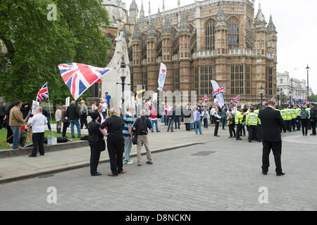 Eine kleine Gruppe von BNP-Fans sammeln gegenüber Parlament, Downing Street als antifaschistische Gruppen Block marschieren sie warten Stockfoto