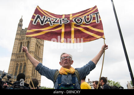 Whitehall, London, UK. 1. Juni 2013. Die BNP war berechtigt vom Old Palace Yard in Westminster nach Whitehall März gegeben worden. Nur eine kleine Anzahl von BNP waren ebenfalls anwesend, dies aber ein großes Kontingent der antifaschistische Demonstranten blockiert sie in Old Palace Yard und sie waren nicht in der Lage, zu marschieren. Schließlich begann die Polizei langsam die Antifaschisten zurückzudrängen und mehrere Verhaftungen vorgenommen wurden. Bildnachweis: Allsorts Stock Foto/Alamy Live-Nachrichten Stockfoto