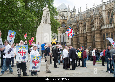 Eine kleine Gruppe von BNP-Fans sammeln gegenüber Parlament, Downing Street als antifaschistische Gruppen Block marschieren sie warten Stockfoto
