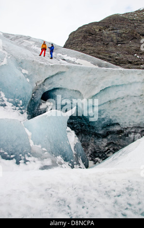 Zwei Männer am Breidamerkurjokull Gletscher, Island Stockfoto